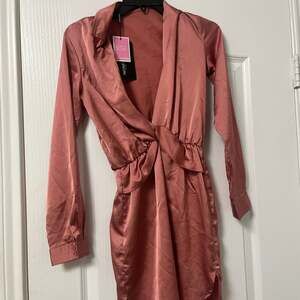 NWT PrettyLittleThing Katalea Rose Twist Satin Long Sleeve Shirt Dress
Size 0